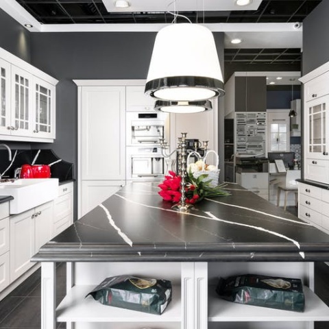 Et Marquina to elegancki czarny spiek kwarcowy. Zastosowanie jako czany blat kuchenny z wyraznymi białymi żyłkami