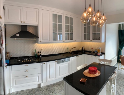 Et Noir zadtosowanie do białych mebli kuchennych  założono czarne blaty kuchenne