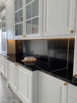 Silestone Et Noir ściana pomiędzy meblami kuchennymi czarna z pięknymi subtelnymi białymi żyłami