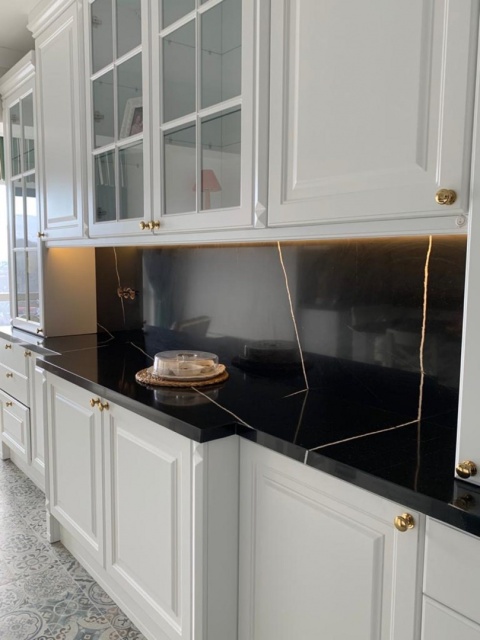 Silestone Et Noir ściana pomiędzy meblami kuchennymi czarna z pięknymi subtelnymi białymi żyłami