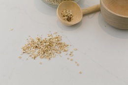 Silestone Et Statuario - widok płyt na ktorej rozsypano ziarno