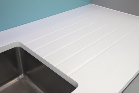 Silestone Miami White 17 to jasny, elegancki spiek kwarcowy. Blat kuchenny przygotowany pod umywalkę podblatową