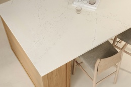 Silestone Siberian Frost to elegancki spiek kwarcowy z delikatnym żyłkowaniem w odcieniach beżu i szarości. Blat kuchenny