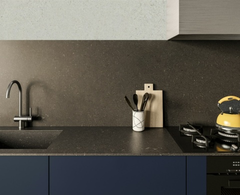 Silestone Brass Relish to miedziano-brązowy spiek kwarcowy z drobnoziarnistą strukturą. Blat i ściana kuchenna