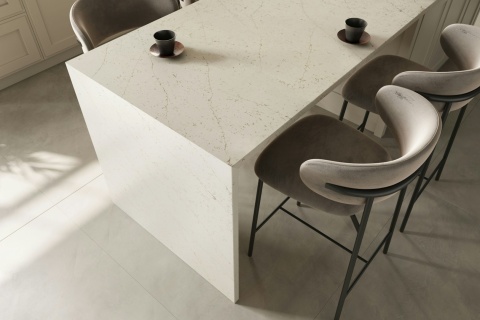 Silestone Persian White to kremowo-biały spiek kwarcowy z delikatnym żyłkowaniem. Wyspa kuchenna.