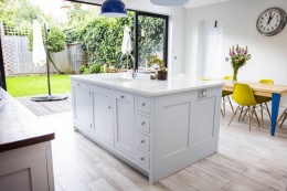 Silestone Yukon to kremowo‑beżowy spiek kwarcowy. Blat na białej wtspkie kuchennej