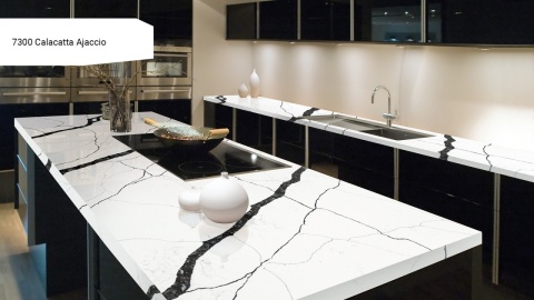 Wyspa kuchenna wykonana z konglomeratu Avant Quartz Calacatta Ajaccio