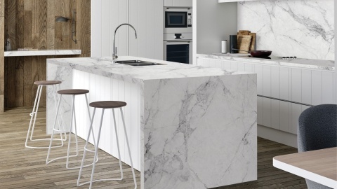 Wyspa kuchenna wykonana z konglomeratuAvant Quartz Calacatta Normandie