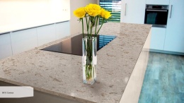 Avant Quartz Corsica to beżowy konglomerat kwarcowy z drobinkami i ciemniejszymi formacjami mineralnymi