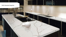 Avant Quartz Calacatta Dauphine to biały konglomerat kwarcowy z szaro-grafitowymi żyłkami