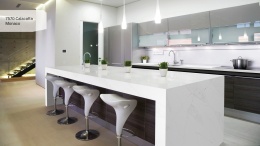 Avant Quartz Calacatta Monaco to biały konglomerat kwarcowy z nieregularnymi żyłkami w odcieniach miedzi i szarości