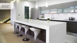 Wyspa kuchenna wykonana z konglomeratu Avant Quartz Calacatta Cannes Gold