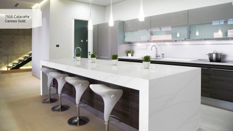 Wyspa kuchenna wykonana z konglomeratu Avant Quartz Calacatta Cannes Gold