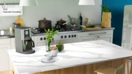 Avant Quartz Calacatta Versailles to biały konglomerat kwarcowy z wyrazistym szarym użyleniem i subtelnymi miedzianymi akcentami