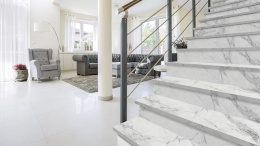 Avant Quartz Calacatta Normandie to konglomerat kwarcowy o białej bazie z szarym połyskiem, zdobiony szaro-niebieskimi żyłkami