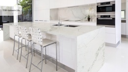 Avant Quartz Statuario Lille to konglomerat w odcieniu kości słoniowej z delikatnymi kredowymi rysami i szaro-brązowymi żyłami