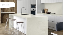 Clermont wyróżnia się jasną, kremową bazą, którą przełamują szaro-beżowe drobiny, nadając powierzchni naturalny