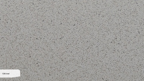 Avant Quartz Anel to konglomerat kwarcowy w jasnoszarej tonacji, wzbogacony mineralnymi wtrąceniami w ciepłych odcieniach.