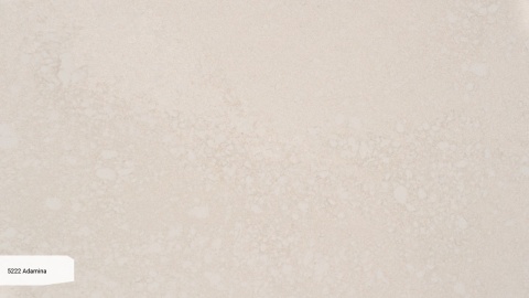 Caesarstone Adamina to matowy konglomerat kwarcowy w stylu piaskowca, o ciepłej bazie beżu