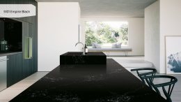 Caesarstone Empire Black to luksusowy konglomerat kwarcowy o głębokiej czerni przełamanej subtelnymi białymi żyłkami,