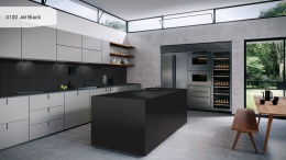 Caesarstone Jet Black to głęboko czarny konglomerat kwarcowy o polerowanej powierzchni i subtelnym wzorze.