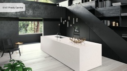 Caesarstone Frosty Carrina to uniwersalny konglomerat kwarcowy o ivory-białym tle i subtelnym, pudrowo-szarym żyłkowaniu.