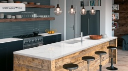 Caesarstone Empira White to luksusowy konglomerat kwarcowy o czystej, białej bazie przełamanej subtelnymi, rozmytymi żyłkami.