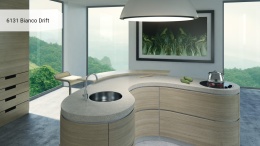 Caesarstone Bianco Drift to biały konglomerat kwarcowy o delikatnym, organicznym żyłkowaniu w jasnej szarości.