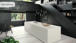 Caesarstone London Grey to elegancki konglomerat kwarcowy w odcieniu chłodnej szarości z subtelnymi grafitowymi żyłkami.