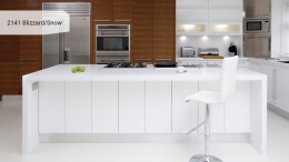 Caesarstone Blizzard/Snow to jednolita, śnieżnobiała płyta konglomeratu kwarcowego o połysku i subtelnych szarych drobinkach.