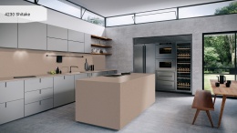Caesarstone Shitake to ciepły, neutralny konglomerat kwarcowy o strukturze przypominającej naturalny wapień.