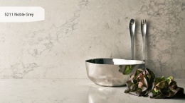 Caesarstone Noble Grey to stylowy konglomerat kwarcowy o średnioszarej bazie i wyrazistym białym żyłkowaniu.