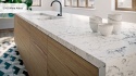 Wyspa kuchenna wykonana z konglomeratu Caesarstone White Attica