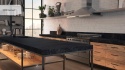 Wyspa kuchenna wykonana z konglomeratu Caesarstone Darcrest
