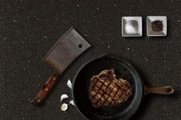 Blat wykonany z  płyty Heban o czerni przełamanej antracytem i grafitem, z jasnymi inkluzjami i połyskiem na powierzchni