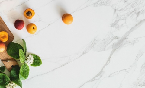 Blat pokryty płytą wykonaną ze spieku  Calacatta Extra White o Śnieżnobiaym tle kontrastującym z  subtelnym szarym użyleniem