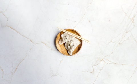 Blat wykonany ze spieku Dual White o czystym, jasnym tle ze wzorem w odcieniach szarości, beżu i delikatnego złota.