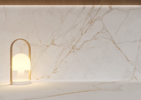 Blat i ściana wykonane ze spieku Dual White o czystym, jasnym tle ze wzorem w odcieniach szarości, beżu i delikatnego złota.