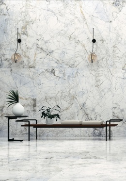 Ściana i podłoga pokryte płytą ze spieku  Supreme White o śnieżnobiałej bazie z żyłami w tonacjach szarości i jasnego beżu.