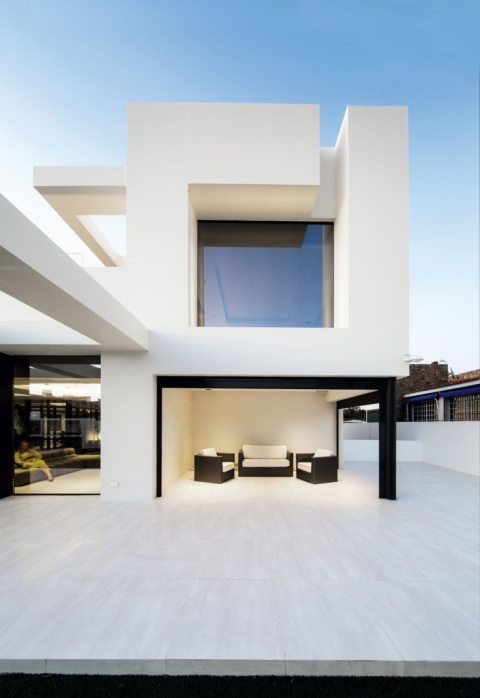 Elewacja wykonana ze spieku Arctic White o kolorze lodowej bieli.