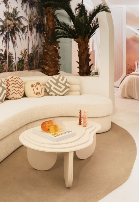 Stolik kawowy wykonany ze spieku  Arena - płyta w ciepłym, jasnobeżowym odcieniu