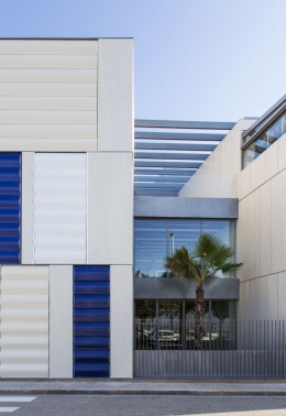 Elewacja pokryta okładziną ścienną wykonaną  ze spieku Arena - płyta w ciepłym, jasnobeżowym odcieniu.