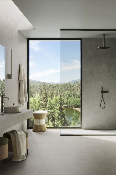  Łazienka - ściany, blat roboczy, podłoga pokryte spiekiem  Artisan o delikatnej, kremowo-beżowej kolorystyce