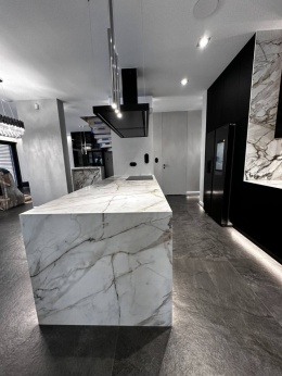 Calacatta Luxe - Ciepłe żyłkowanie i biel tworzy harmonijny efekt. 