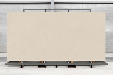  Creme to spiek o ciepłym, kremowo-beżowym odcieniu z delikatnym, satynowym wykończeniem.