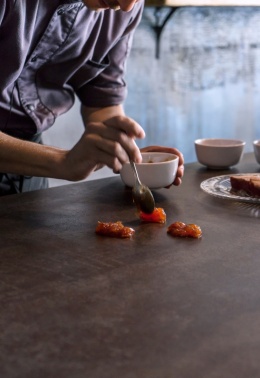 Blat wykonany ze spieku Iron Copper  w odcieniach rdzawej miedzi, brązu i antracytu. 