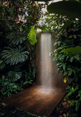 Wodospad wykonany ze spieku Iron Corten – o rdzawo-brązowej tonacji inspirowanej stalą kortenowską.