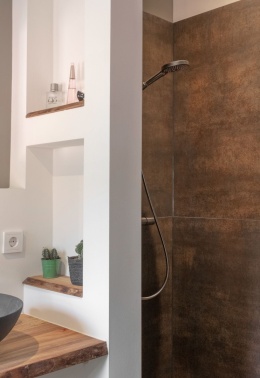 Ściana wykonana ze spieku Iron Corten – o rdzawo-brązowej tonacji inspirowanej stalą kortenowską.