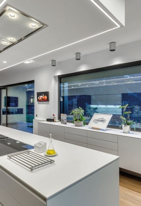 Meble kuchenne, blaty pokryte spiekiem Just White o uniwersalnej białej powierzchni.  