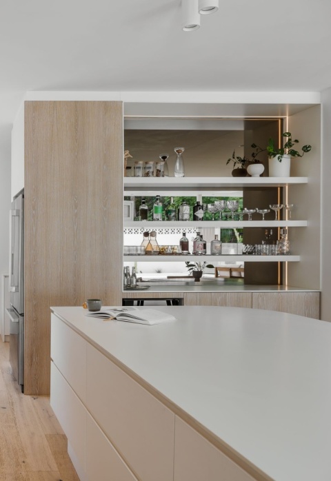 Wyspa kuchenna pokryta spiekiem  Just White o uniwersalnej białej powierzchni.  